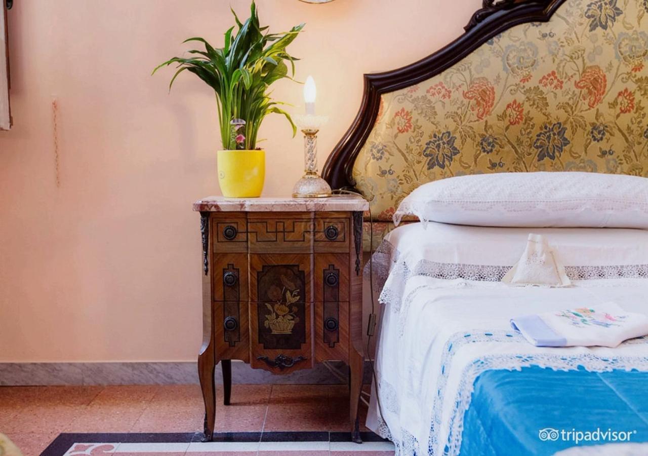 Atmosfere Del Centro Storico Couette-café 3*