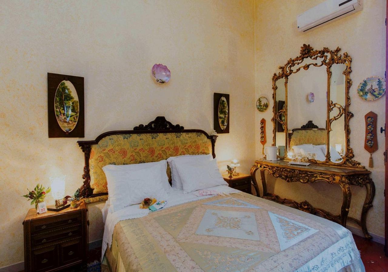 Atmosfere Del Centro Storico Couette-café 3*